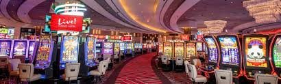 Dealer kasino langsung sedang menjalankan permainan blackjack secara live