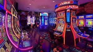 Ilustrasi keamanan data digital berupa gembok dan jaringan yang aman untuk perlindungan pemain